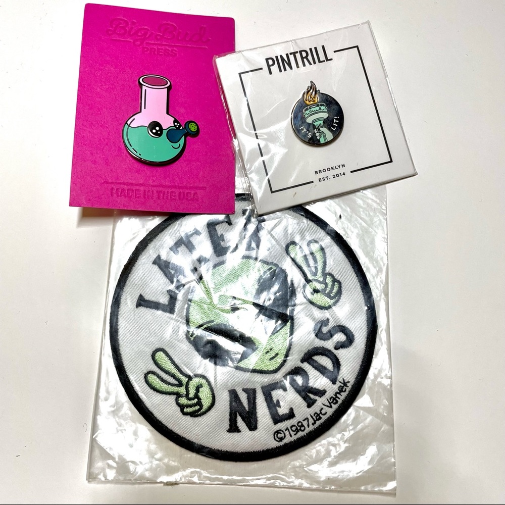 Bundle of 2 pins and a patch